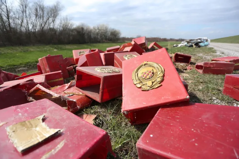 Bacili su sve niz rijeku: glasačke kutije iz doba Jugoslavije bačene u kanal Sava &ndash; Odra
