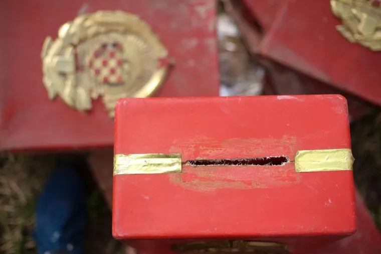 Bacili su sve niz rijeku: glasačke kutije iz doba Jugoslavije bačene u kanal Sava &ndash; Odra