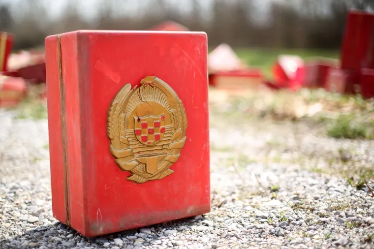 Bacili su sve niz rijeku: glasačke kutije iz doba Jugoslavije bačene u kanal Sava &ndash; Odra