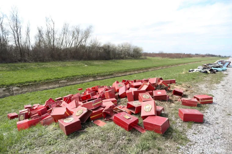 Bacili su sve niz rijeku: glasačke kutije iz doba Jugoslavije bačene u kanal Sava &ndash; Odra