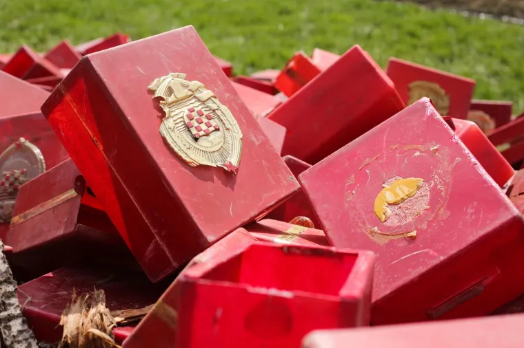 Bacili su sve niz rijeku: glasačke kutije iz doba Jugoslavije bačene u kanal Sava &ndash; Odra