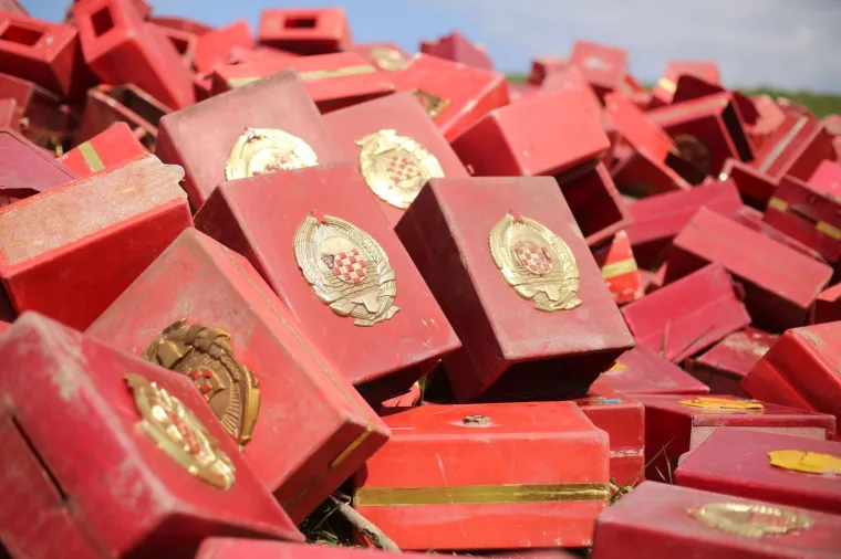 Bacili su sve niz rijeku: glasačke kutije iz doba Jugoslavije bačene u kanal Sava &ndash; Odra