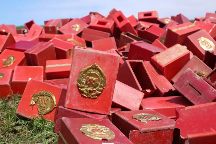 Bacili su sve niz rijeku: glasačke kutije iz doba Jugoslavije bačene u kanal Sava &ndash; Odra