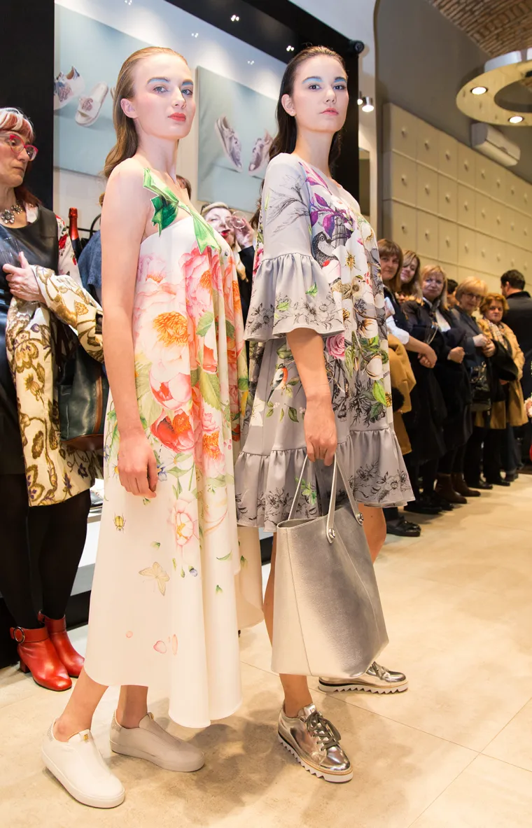 Razigrani krojevi Boudoir haljina bogati volanima i raskošnim cvjetnim uzorcima savršeno su se spojili s proljetnim tenisicama...