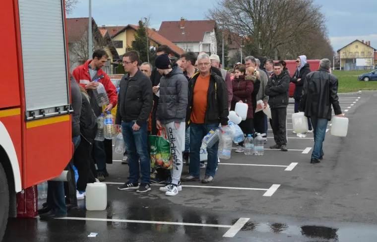 Slavonski Brod - Građani stoje u redu za pitku vodu koja se dovozi u cisternama. Voda u gradskom vodovodu zagađena je ugljikovodicima u visini od 700 jedinica a dozvoljeno je svega 40. Photo: Ivica Galovic/ PIXSELL