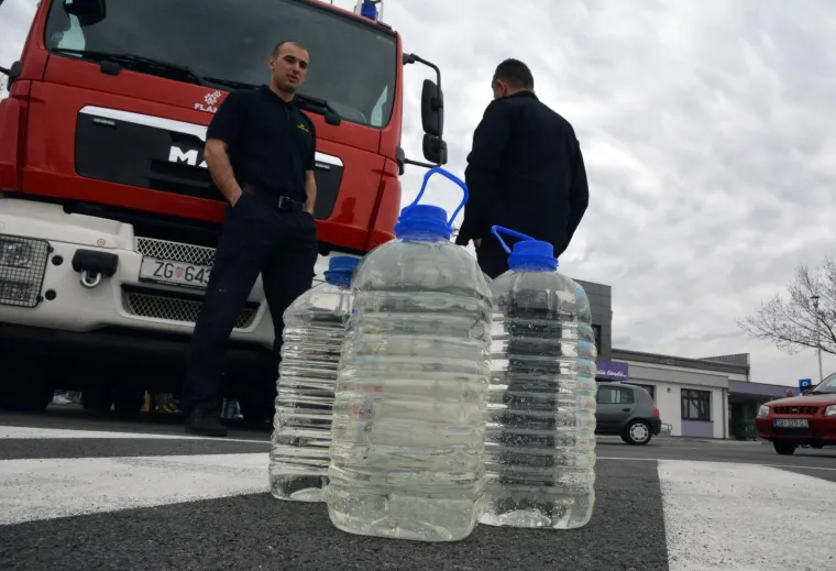 90.000 LJUDI BEZ PITKE VODE: Ljudi u redovima čekali pred cisternama