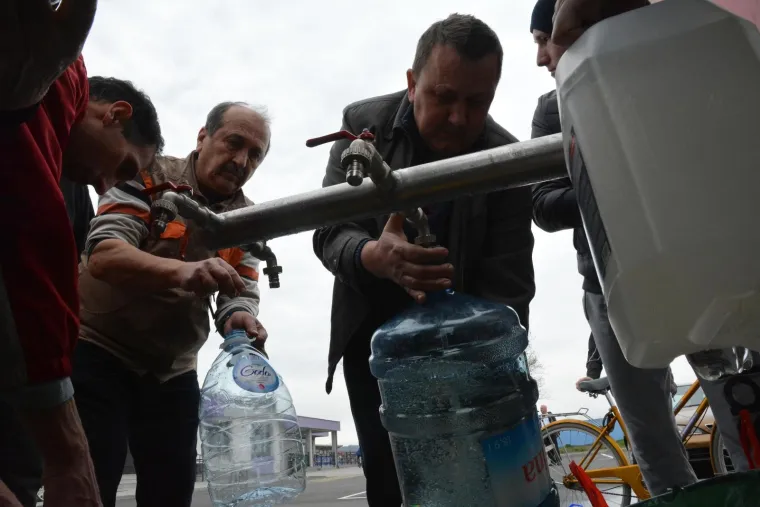 90.000 LJUDI BEZ PITKE VODE: Ljudi u redovima čekali pred cisternama