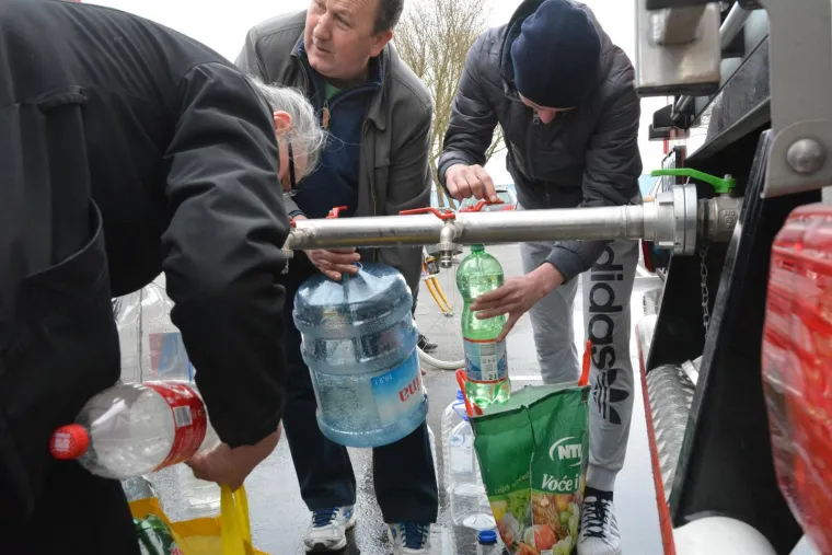 90.000 LJUDI BEZ PITKE VODE: Ljudi u redovima čekali pred cisternama