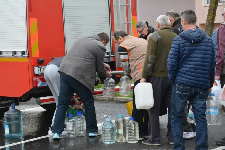 90.000 LJUDI BEZ PITKE VODE: Ljudi u redovima čekali pred cisternama