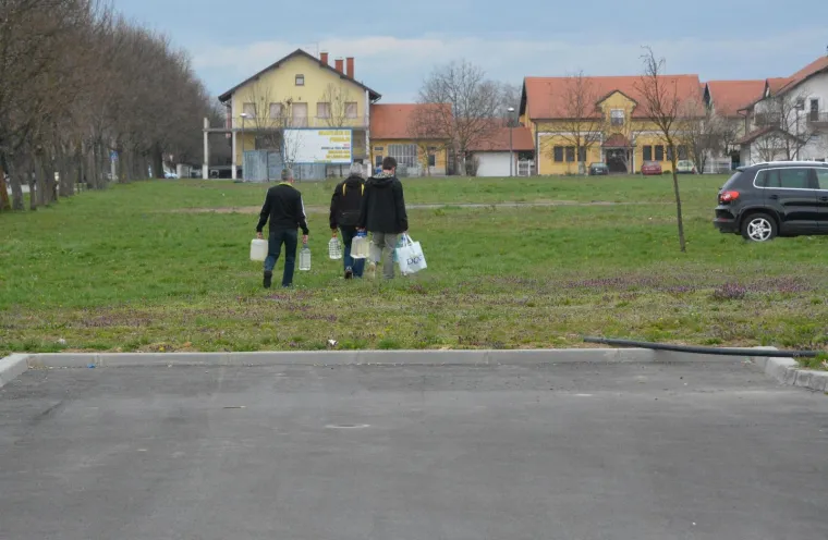90.000 LJUDI BEZ PITKE VODE: Ljudi u redovima čekali pred cisternama