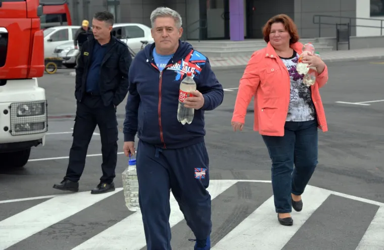 90.000 LJUDI BEZ PITKE VODE: Ljudi u redovima čekali pred cisternama