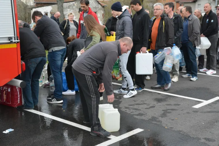 90.000 LJUDI BEZ PITKE VODE: Ljudi u redovima čekali pred cisternama