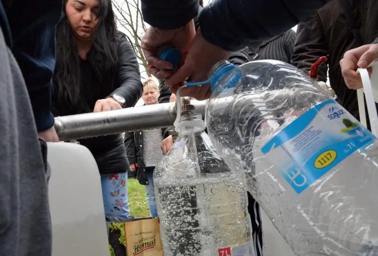 90.000 LJUDI BEZ PITKE VODE: Ljudi u redovima čekali pred cisternama