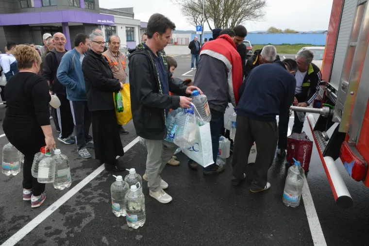 90.000 LJUDI BEZ PITKE VODE: Ljudi u redovima čekali pred cisternama