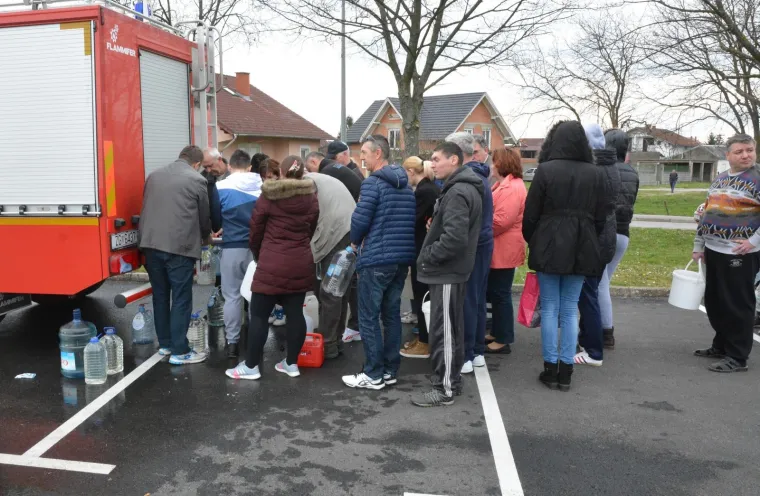 90.000 LJUDI BEZ PITKE VODE: Ljudi u redovima čekali pred cisternama