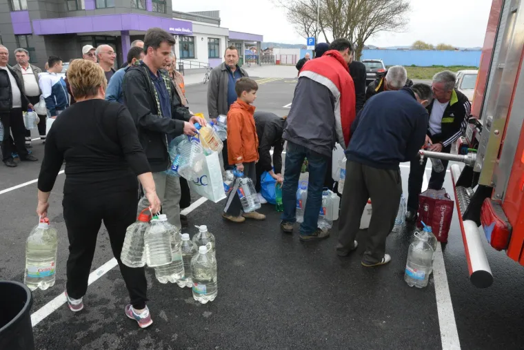 90.000 LJUDI BEZ PITKE VODE: Ljudi u redovima čekali pred cisternama