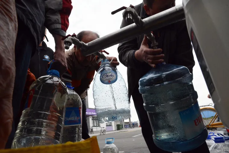 90.000 LJUDI BEZ PITKE VODE: Ljudi u redovima čekali pred cisternama