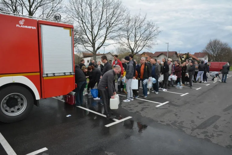 90.000 LJUDI BEZ PITKE VODE: Ljudi u redovima čekali pred cisternama