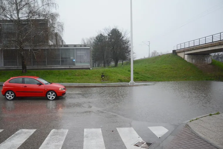 OBILNE OBORINE STVORILE PROBLEME: Zbog 50-ak centimetara vode zatvoren podvožnjak u Sisku