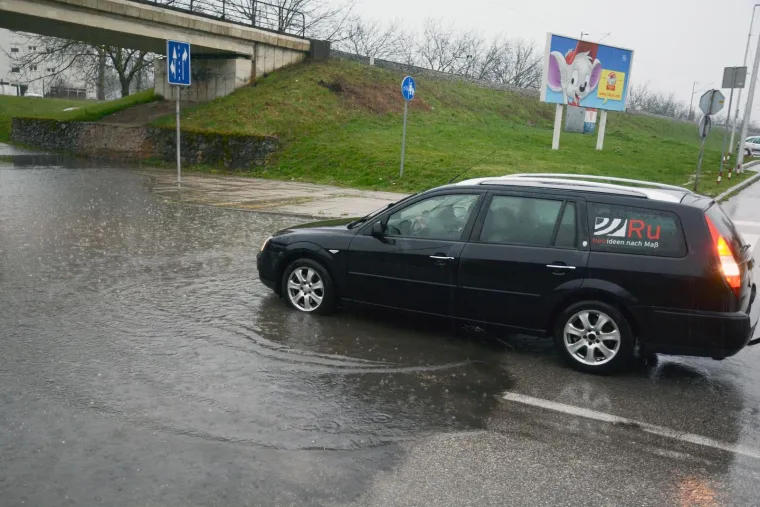 OBILNE OBORINE STVORILE PROBLEME: Zbog 50-ak centimetara vode zatvoren podvožnjak u Sisku