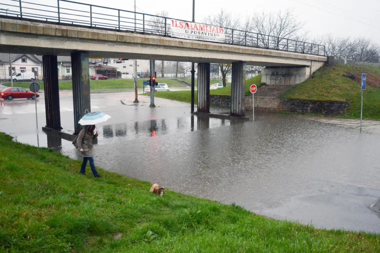 OBILNE OBORINE STVORILE PROBLEME: Zbog 50-ak centimetara vode zatvoren podvožnjak u Sisku