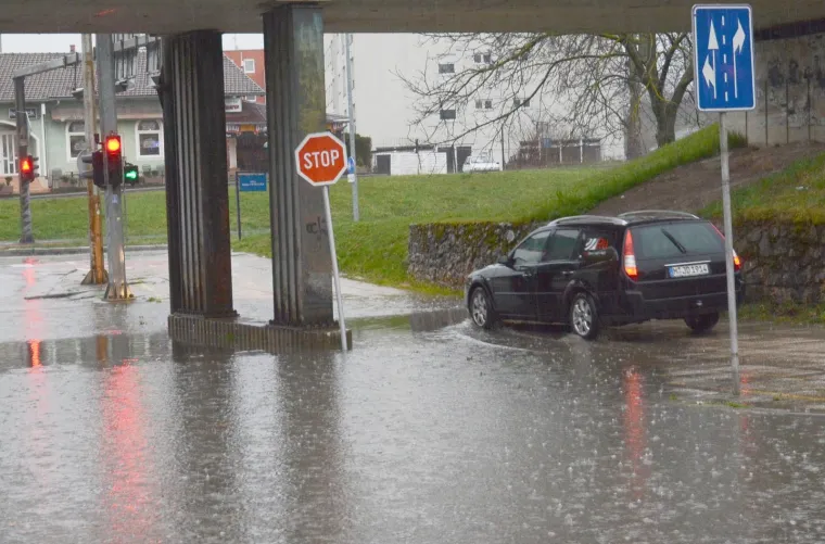 OBILNE OBORINE STVORILE PROBLEME: Zbog 50-ak centimetara vode zatvoren podvožnjak u Sisku