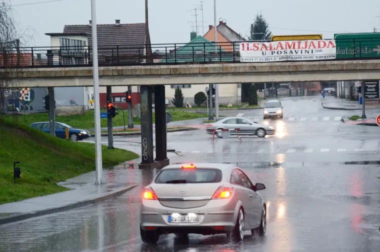 OBILNE OBORINE STVORILE PROBLEME: Zbog 50-ak centimetara vode zatvoren podvožnjak u Sisku