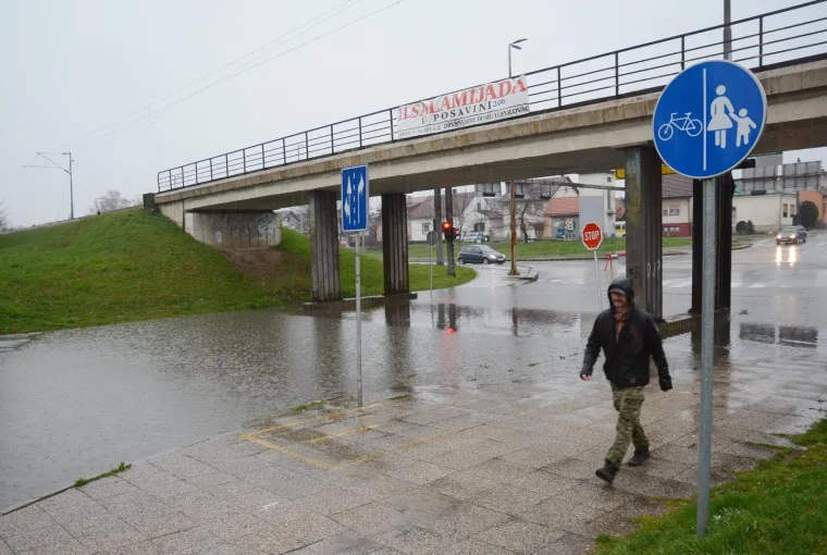 OBILNE OBORINE STVORILE PROBLEME: Zbog 50-ak centimetara vode zatvoren podvožnjak u Sisku
