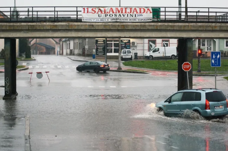 OBILNE OBORINE STVORILE PROBLEME: Zbog 50-ak centimetara vode zatvoren podvožnjak u Sisku