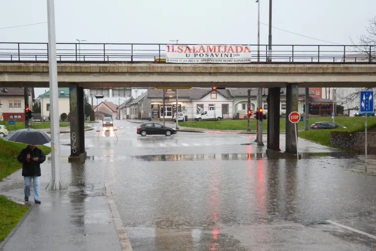 OBILNE OBORINE STVORILE PROBLEME: Zbog 50-ak centimetara vode zatvoren podvožnjak u Sisku