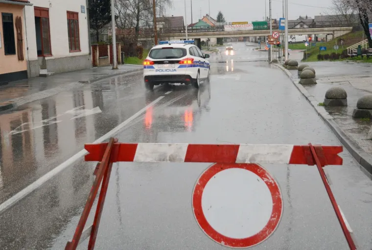 OBILNE OBORINE STVORILE PROBLEME: Zbog 50-ak centimetara vode zatvoren podvožnjak u Sisku