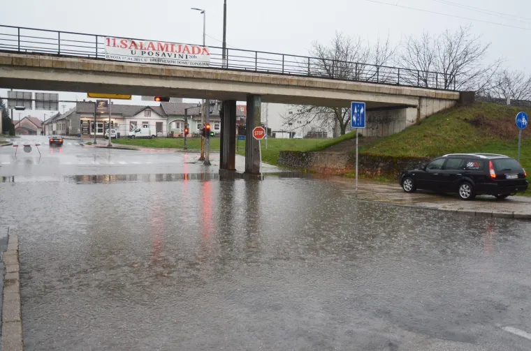 OBILNE OBORINE STVORILE PROBLEME: Zbog 50-ak centimetara vode zatvoren podvožnjak u Sisku