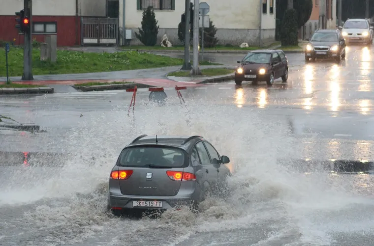 Zbog jake ki&scaron;e koja pada tijekom cijelog dana, u poslijepodnevnim satima vi&scaron;e od 50-tak centimetara vode prekrilo je podvožnjak u Kukuljevićevoj ulici zbog čega je zatvoren za promet. 
Photo: Nikola Cutuk/PIXSELL