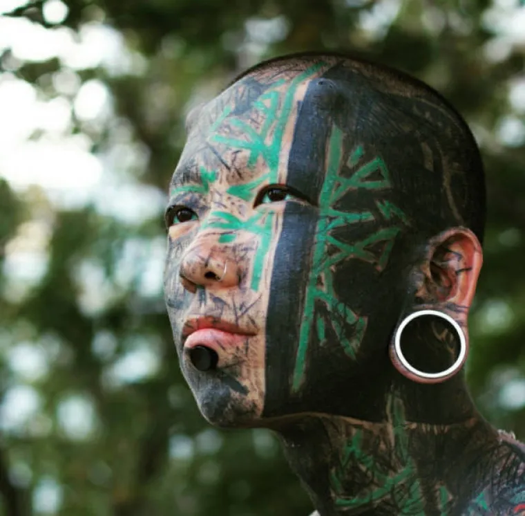 NEKAD SU SE RODITELJI BOJALI DA ĆE IM SE DJECA TETOVIRATI, DANAS IMAJU VEĆIH BRIGA: Što kažete na rezbarenje i bušenje tijela?