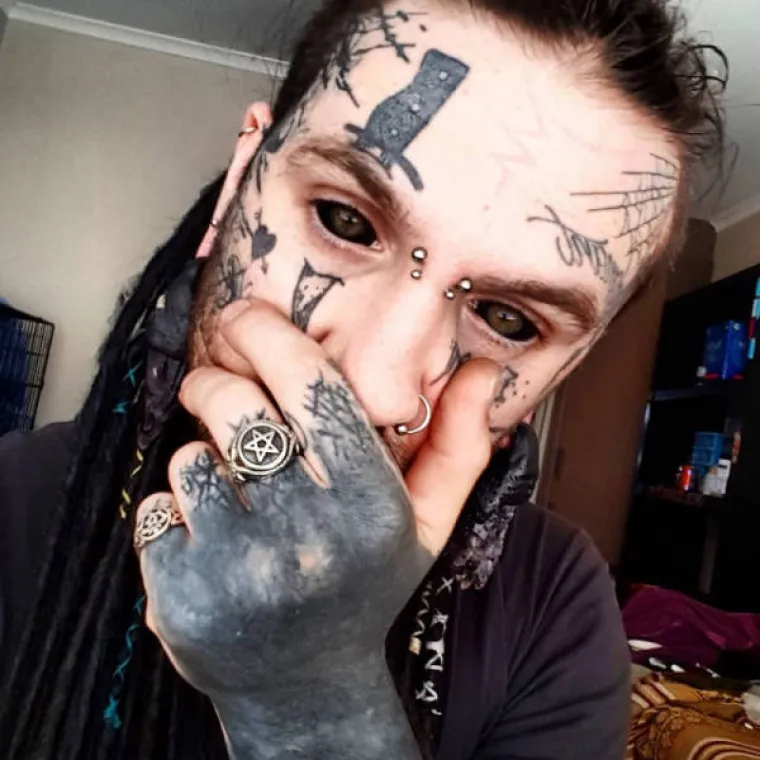 NEKAD SU SE RODITELJI BOJALI DA ĆE IM SE DJECA TETOVIRATI, DANAS IMAJU VEĆIH BRIGA: Što kažete na rezbarenje i bušenje tijela?