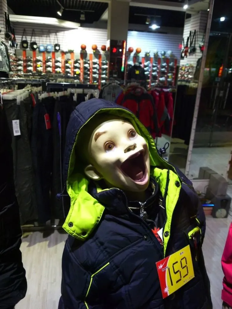 NAJBIZARNIJE KROJAČKE LUTKE IKAD! Ni njima se ne da na posao, a jo&scaron; k tome izgledaju kao da su iz horora