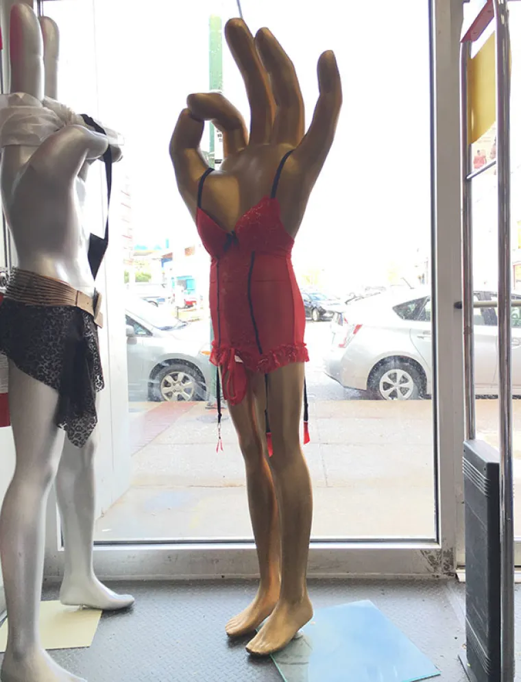 NAJBIZARNIJE KROJAČKE LUTKE IKAD! Ni njima se ne da na posao, a jo&scaron; k tome izgledaju kao da su iz horora