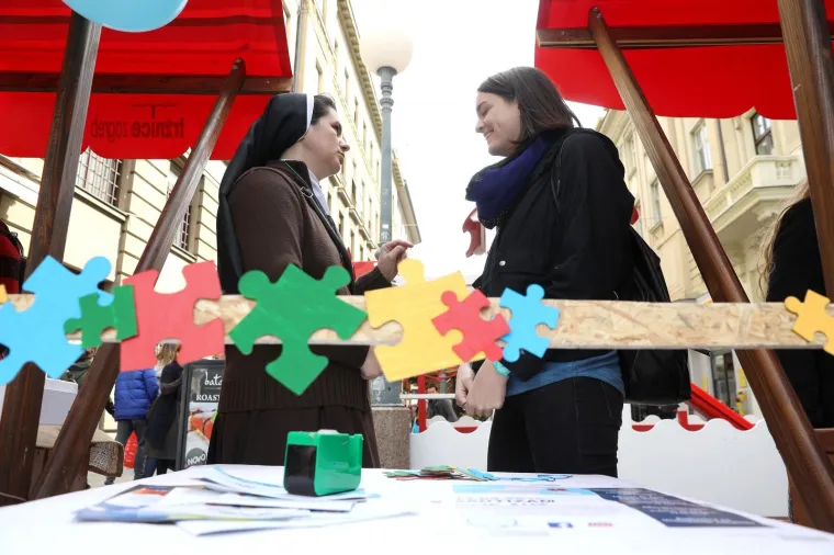 Pu&scaron;tanjem plavih balona obilježen Svjetski dan svjesnosti o autizmu