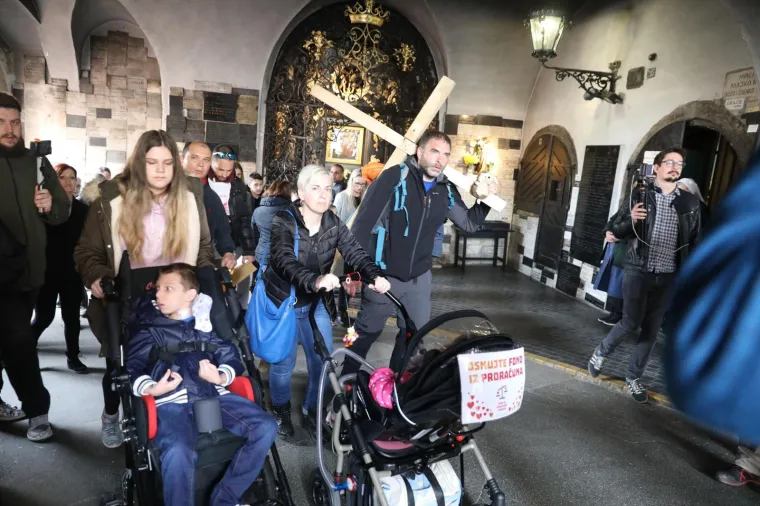 Sa&scaron;a Pavlić stigao pred Vladu i poručio: 'Njih nema milijun, za&scaron;to im ne možemo dati sve &scaron;to treba?'