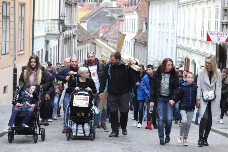 Sa&scaron;a Pavlić stigao pred Vladu i poručio: 'Njih nema milijun, za&scaron;to im ne možemo dati sve &scaron;to treba?'