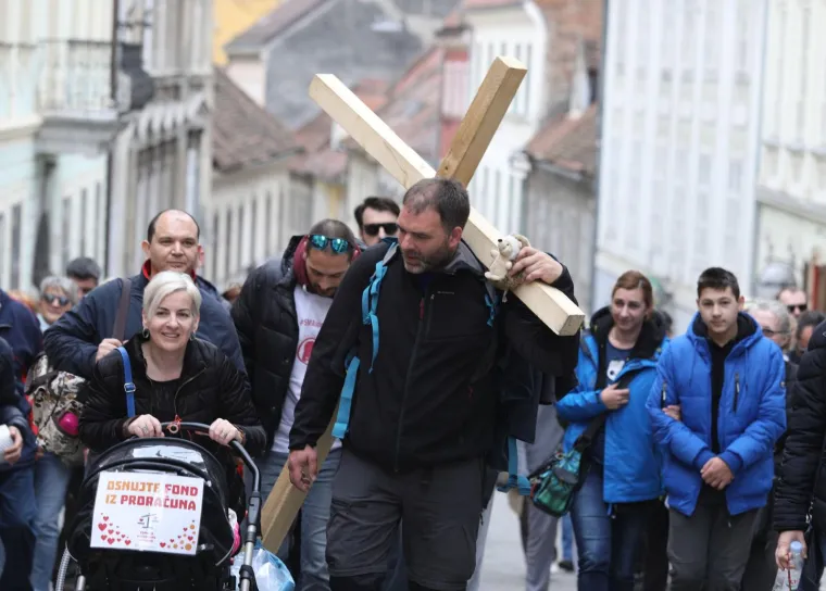Sa&scaron;a Pavlić stigao pred Vladu i poručio: 'Njih nema milijun, za&scaron;to im ne možemo dati sve &scaron;to treba?'