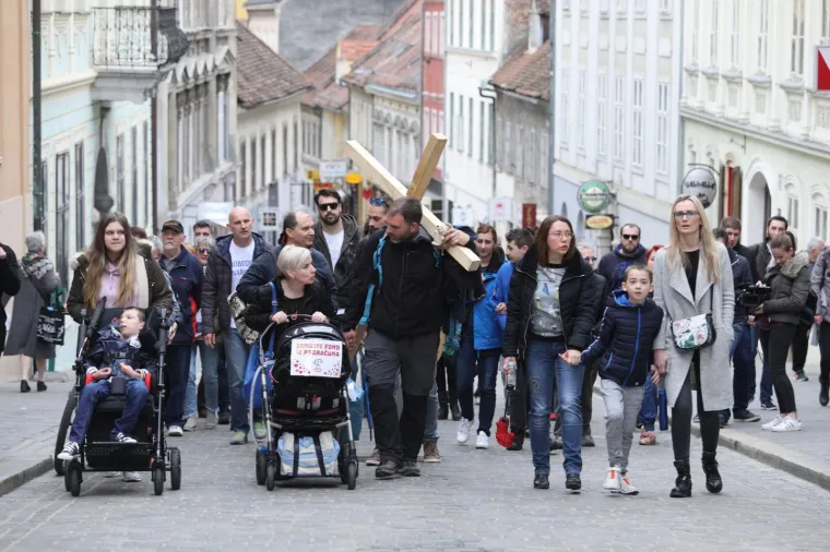 Sa&scaron;a Pavlić stigao pred Vladu i poručio: 'Njih nema milijun, za&scaron;to im ne možemo dati sve &scaron;to treba?'