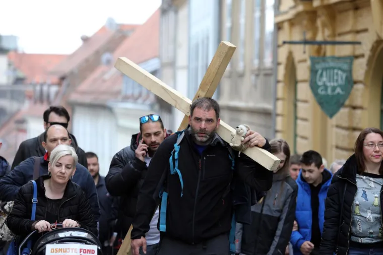 Sa&scaron;a Pavlić stigao pred Vladu i poručio: 'Njih nema milijun, za&scaron;to im ne možemo dati sve &scaron;to treba?'