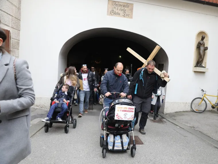 Sa&scaron;a Pavlić stigao pred Vladu i poručio: 'Njih nema milijun, za&scaron;to im ne možemo dati sve &scaron;to treba?'