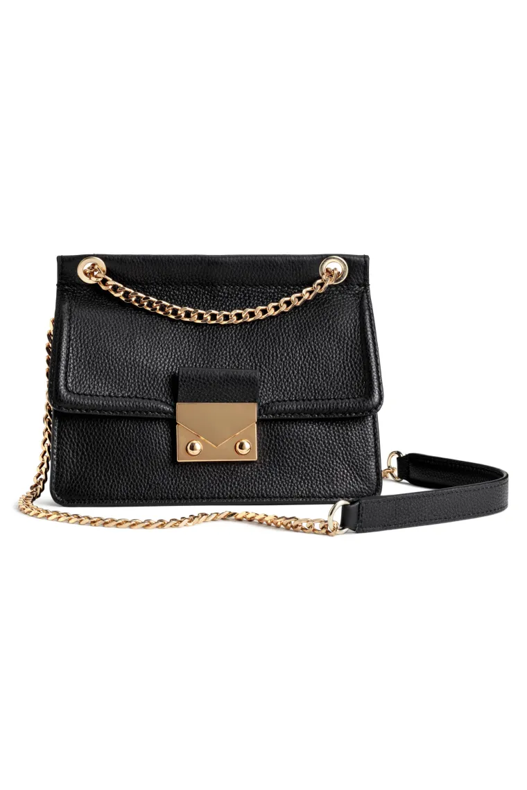 Crna kožna torba sa zlatnim remenom, H&amp;M, 445,43 kune