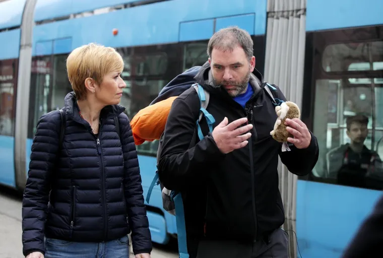 SAŠA PAVLIĆ JE STIGAO U ZAGREB: Križ su mu zbog ozljede pomogli nositi prijatelji, sada idu pred Vladu