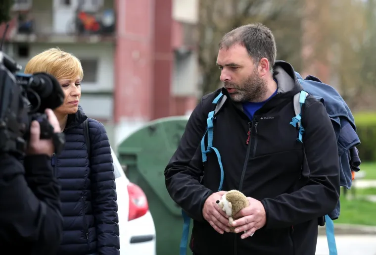 SAŠA PAVLIĆ JE STIGAO U ZAGREB: Križ su mu zbog ozljede pomogli nositi prijatelji, sada idu pred Vladu