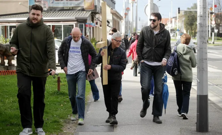 SAŠA PAVLIĆ JE STIGAO U ZAGREB: Križ su mu zbog ozljede pomogli nositi prijatelji, sada idu pred Vladu