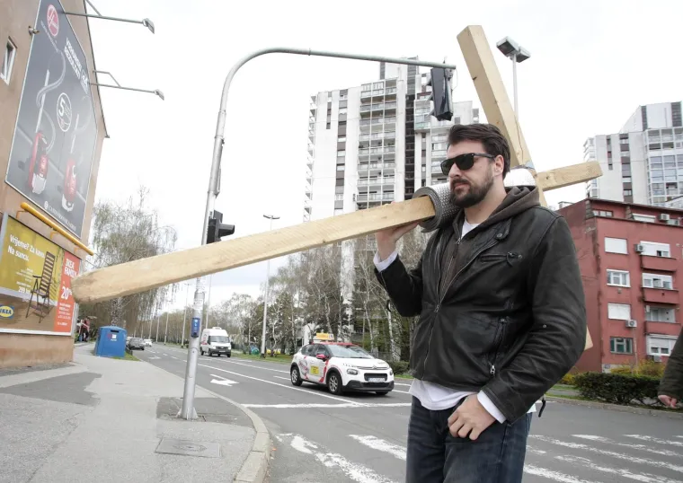 SAŠA PAVLIĆ JE STIGAO U ZAGREB: Križ su mu zbog ozljede pomogli nositi prijatelji, sada idu pred Vladu