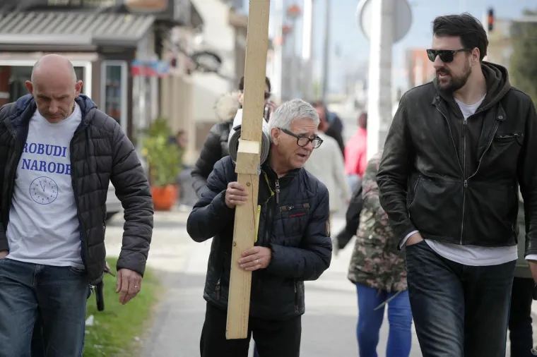 SAŠA PAVLIĆ JE STIGAO U ZAGREB: Križ su mu zbog ozljede pomogli nositi prijatelji, sada idu pred Vladu